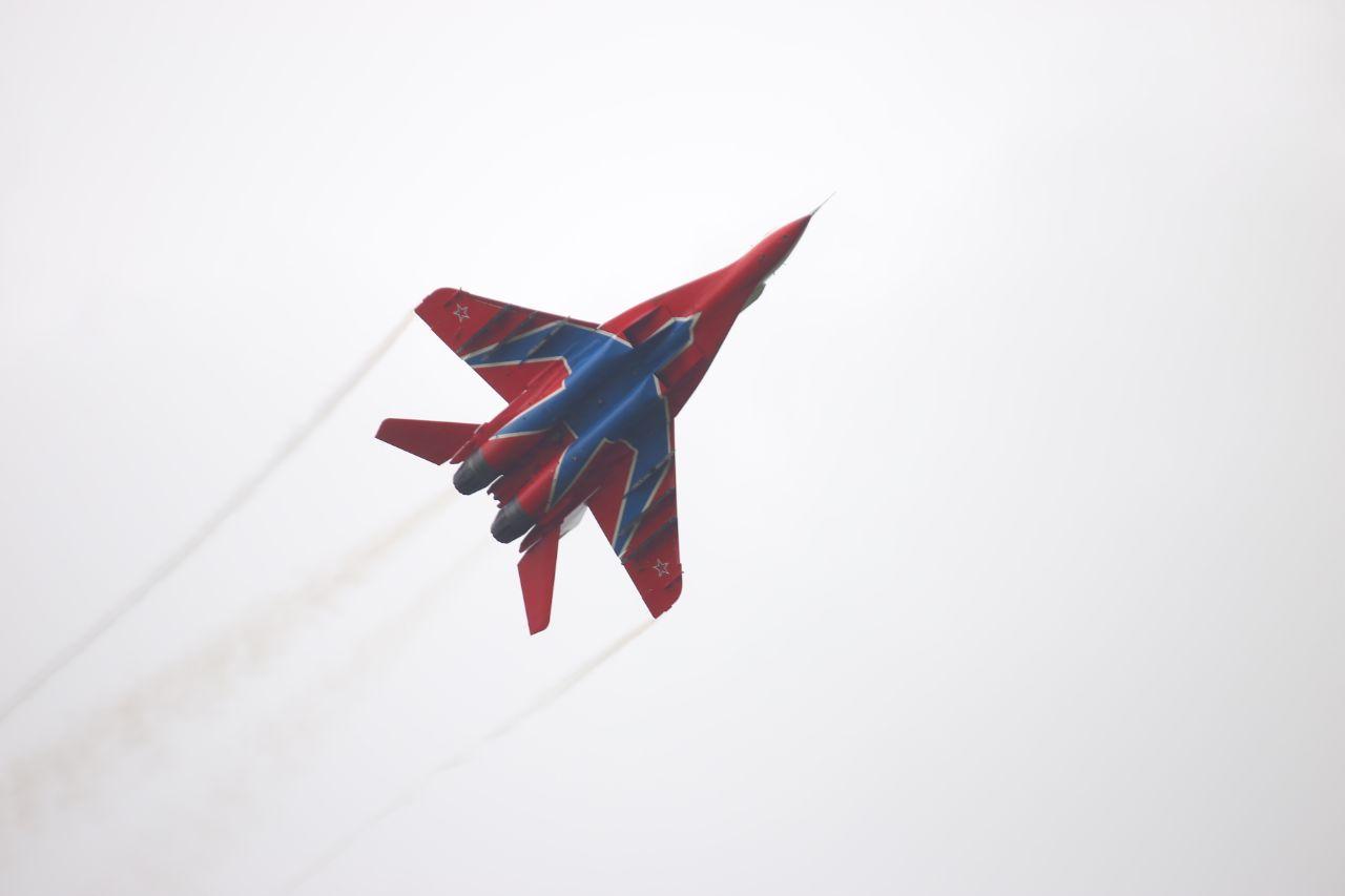 Фото В Новосибирске завершилось грандиозное авиашоу: завораживающие кадры самолётов и вертолётов в небе 21